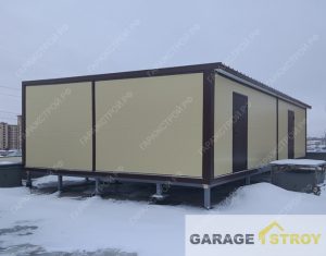 Сооружение из сэндвич-панелей на кровле здания вид 2